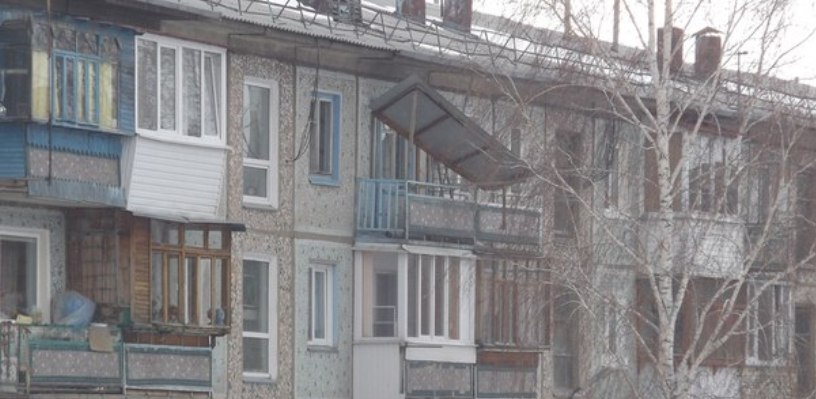 После снегопада в омске с многоэтажки сорвало козырек балкон.