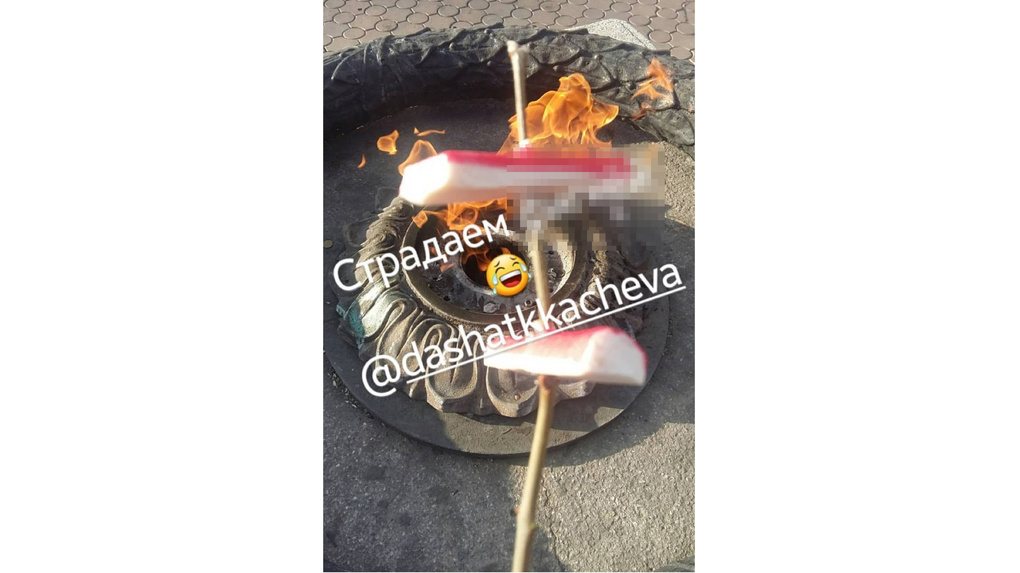 Уральские школьницы пожарили крабовые палочки на извечном огне Уральские школьницы пожарили крабовые палочки на извечном огне