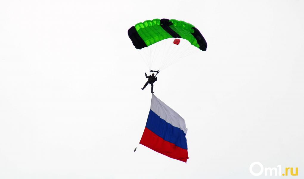 «Солнцепёк» и парашютисты: как прошёл парад Победы в Омске