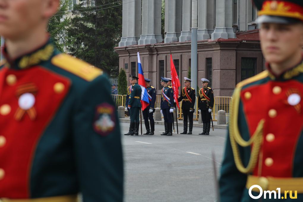 «Солнцепёк» и парашютисты: как прошёл парад Победы в Омске