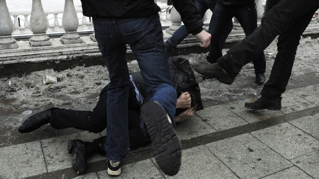 На окраине Омска трое 14-летних школьников избили взрослого мужчину до госпитализации На окраине Омска трое 14-летних школьников избили взрослого мужчину до госпитализации
