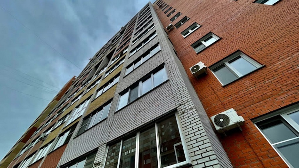 На Левобережье Омска сдали новую высотку с подземным этажом