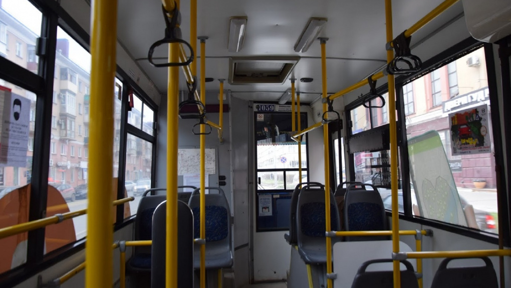 В Омске из-за метели слетел с дороги автобус с 34 пассажирами