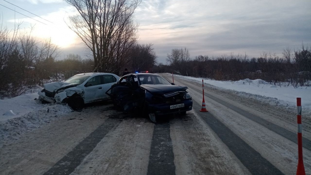 Две женщины и двухлетняя девочка пострадали в ДТП из-за сильной колеи на дороге в Омске
