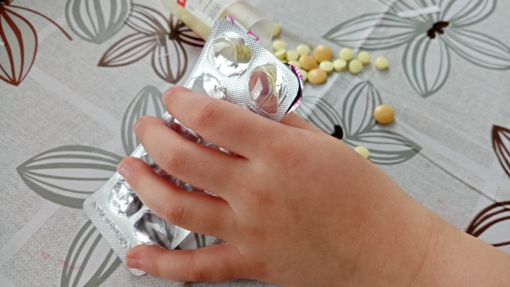 В Омской области сразу трое двухлетних малышей отравились медикаментами