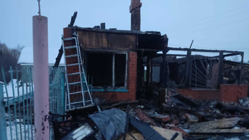 Под Омском в сгоревшем дотла доме нашли три трупа