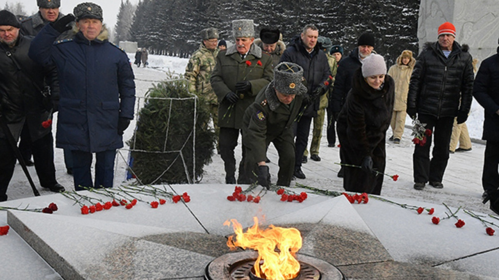 В Омске отметили День защитника Отечества высадкой парашютистов и возложением цветов к памятникам