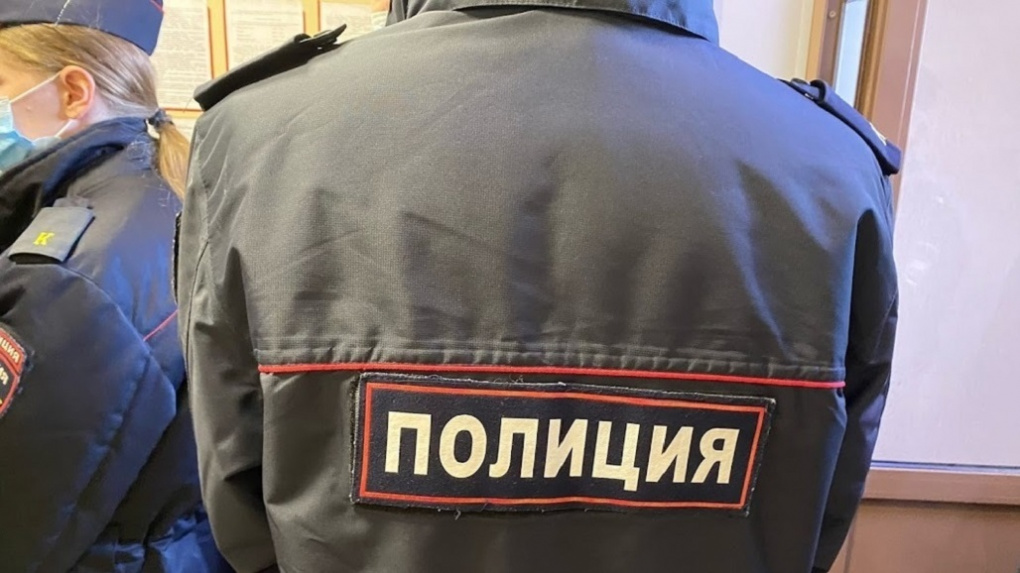 Угрожали убийством и махали ножом: напавших на полицейских новосибирцев арестовали в Новосибирске