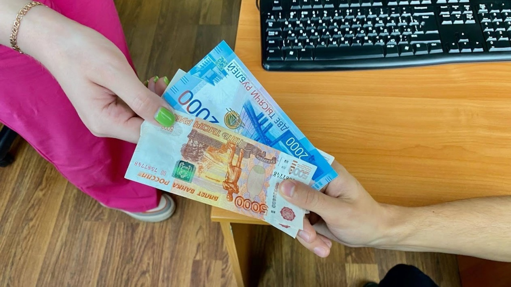 Чиновника обвиняют в получении взяток за допуск опасной продукции на прилавки омичей