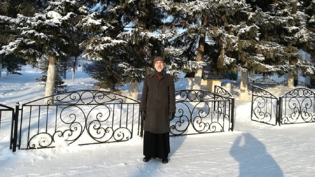 Новосибирский священник борется за право работать после критики храма Минобороны