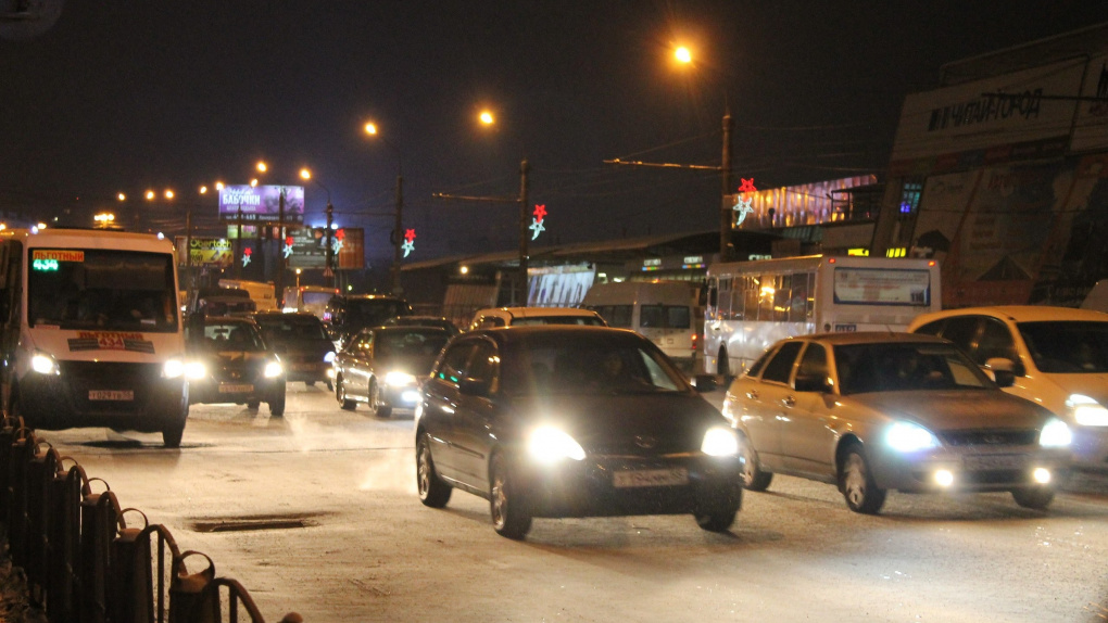 Новосибирск сковали утренние пробки: рассказываем, каких маршрутов стоит избегать