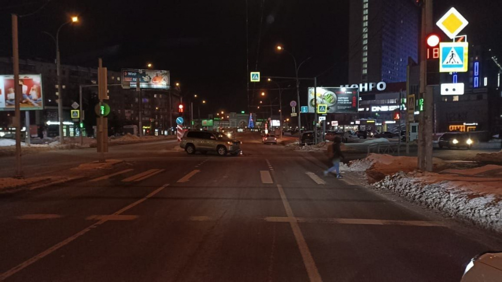 Автомобиль занесло на тротуар: пассажирка и пешеход пострадали в столкновении двух машин в Новосибирске