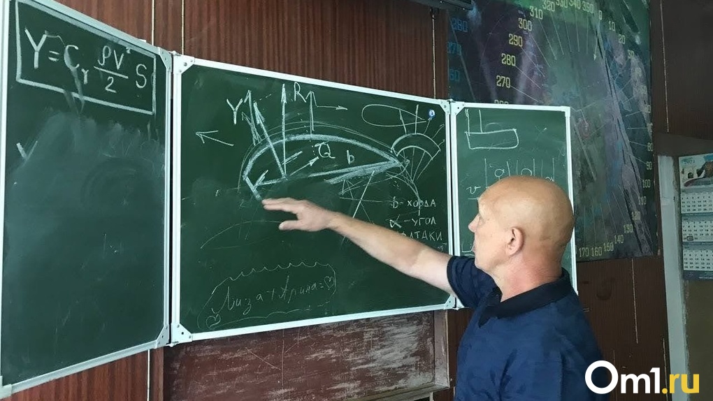 Стриптиз для школьника и голый директор: назван топ-5 странных выходок педагогов в Новосибирске
