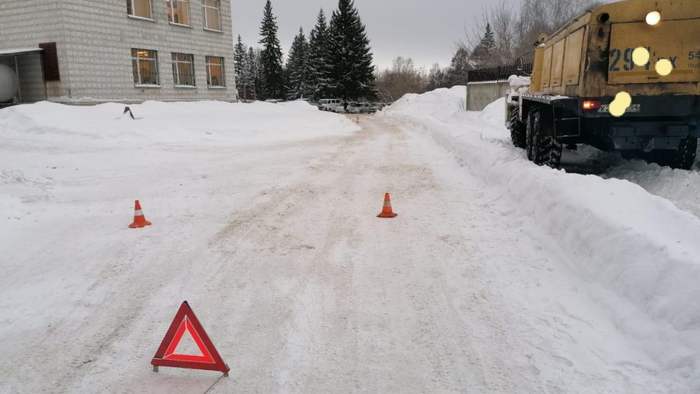 Грузовик насмерть сбил пешехода в новосибирском Академгородке: фото с места аварии