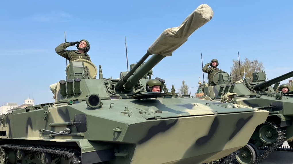 Российские военные стягивают технику к линии фронта в ДНР