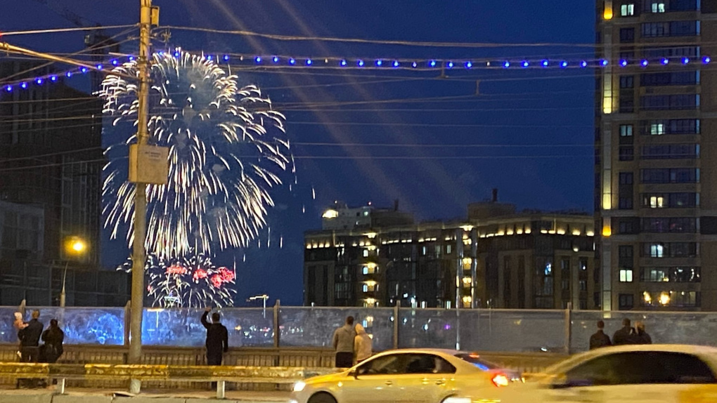 Салют в новосибирске 9 мая где будет. Салют в Новосибирске. Фейерверк 9 мая Новосибирск. Новосибирск салюты фото. Будут ли в Новосибирске фейерверки на 9 мая.