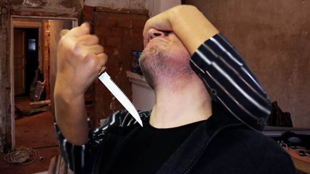 Мужчина с перерезанным горлом пришёл в больницу Новосибирской области за помощью