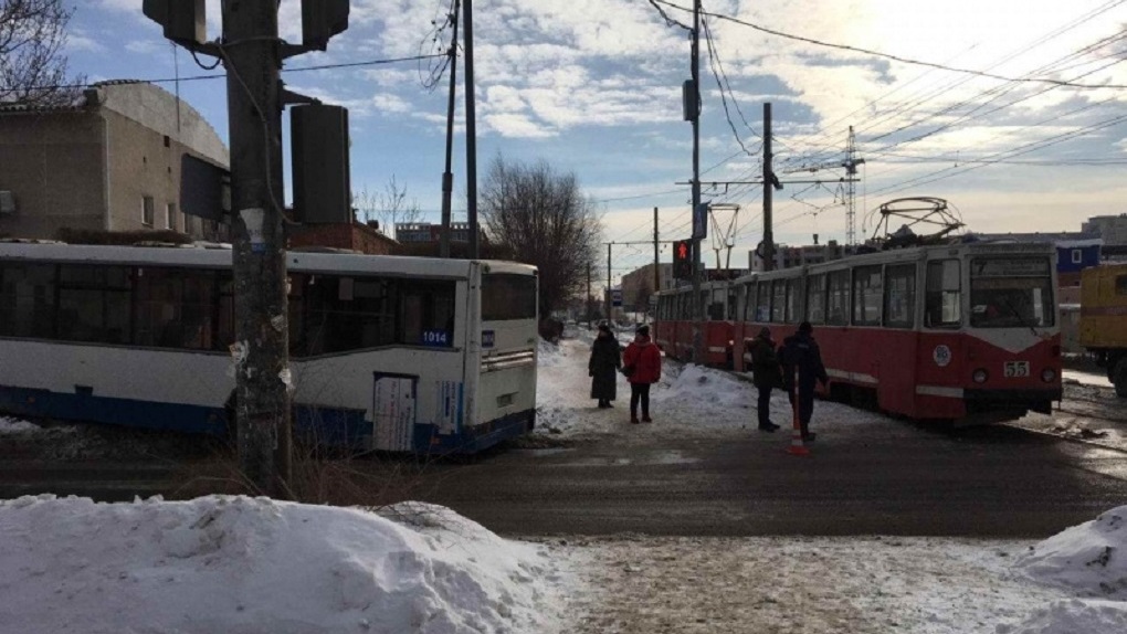 В Омске автобус с пассажирами протаранил трамвай и врезался в дерево. Видео