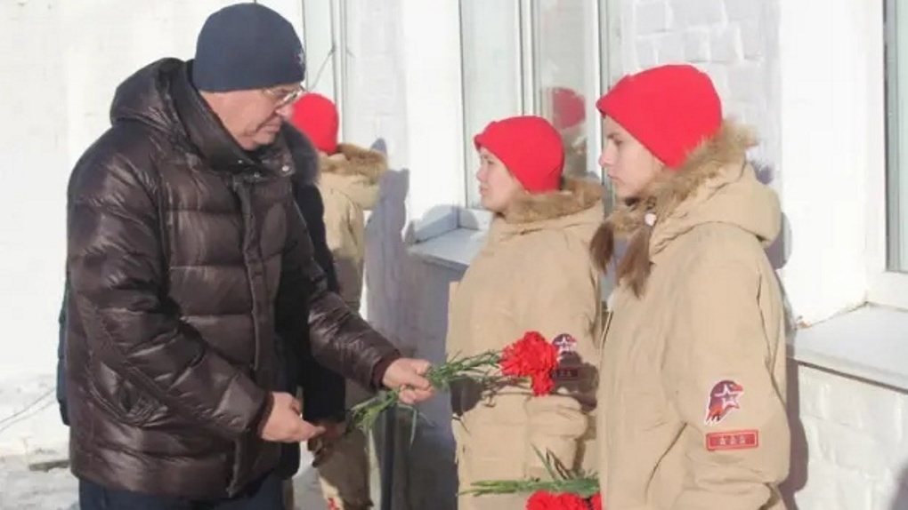 На сельской школе появилась памятная доска в честь погибшего на СВО омича