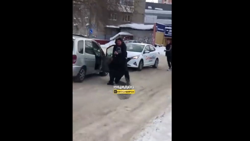 Жестокое видео: таксист напал на женщину в Новосибирске