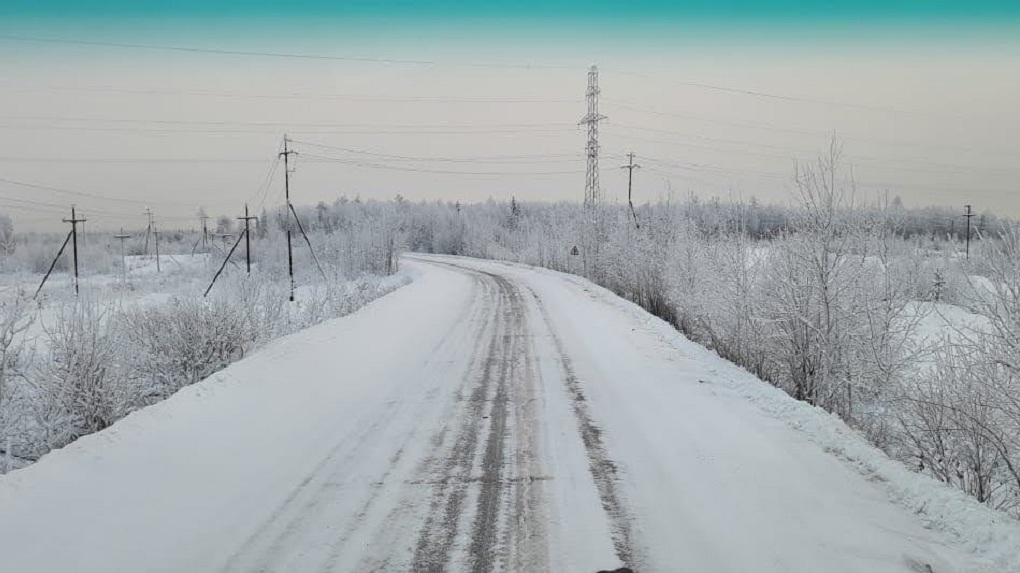 Омские автоинспекторы спасли женщину с ребёнком на трассе в лютый мороз