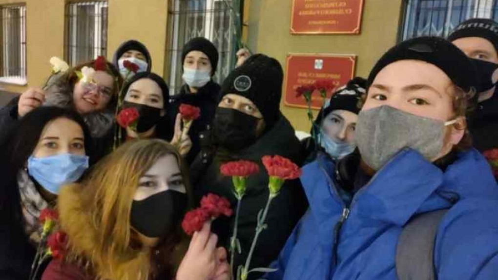 Новосибирцы принесли по две гвоздики к зданию суда в поддержку Алексея Навального