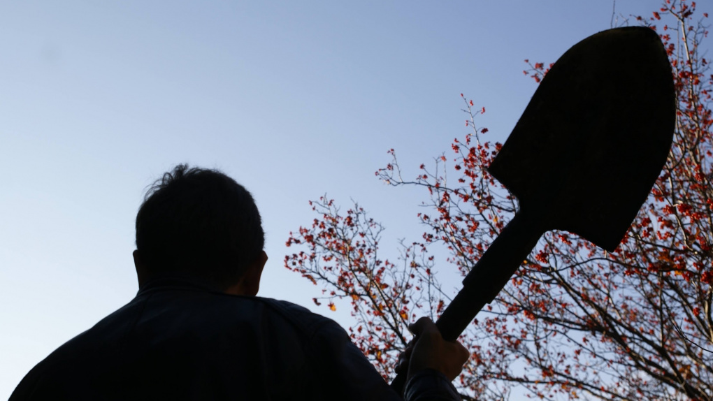 лопата в полиции. сэм и дин винчестеры копают могилу. два брата лопата.