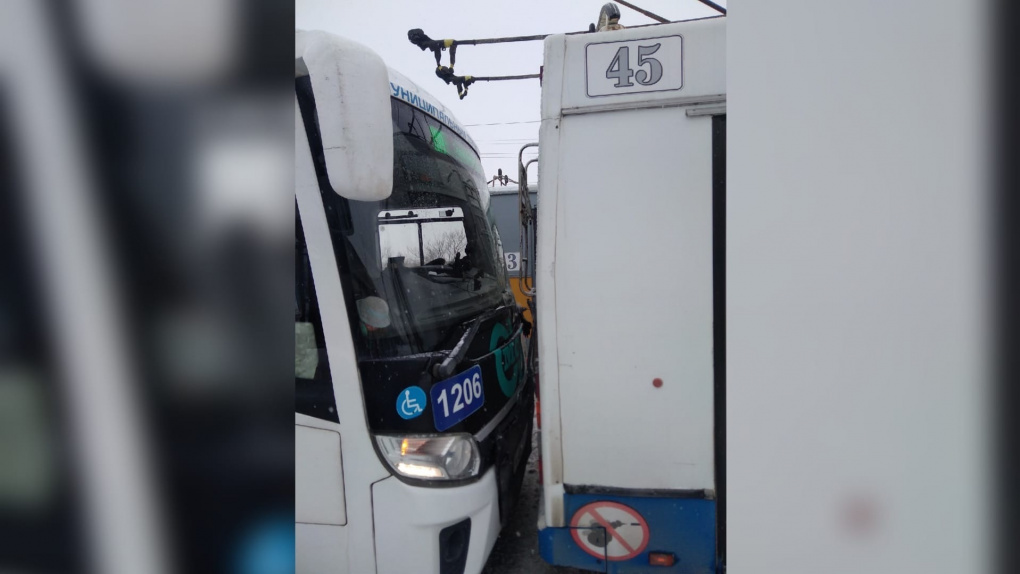 На оживлённой магистрали в Омске столкнулись троллейбус и автобус