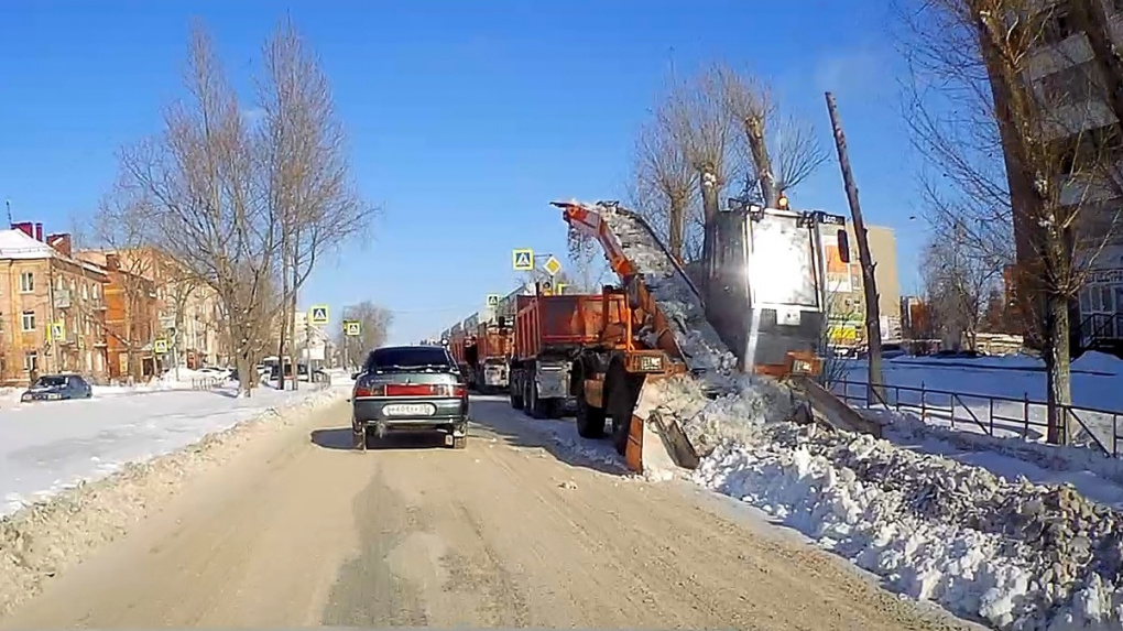 В мэрии Омска пообещали заняться уборкой снега и наледи с дорог, как только потеплеет