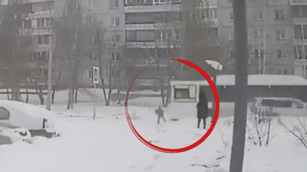 Девочке очень повезло: школьница поскользнулась и чуть не попала под колёса автобуса в Новосибирске