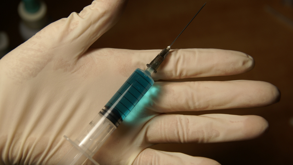 Новосибирскую вакцину против коронавируса признали безопасной для онкобольных и аллергиков